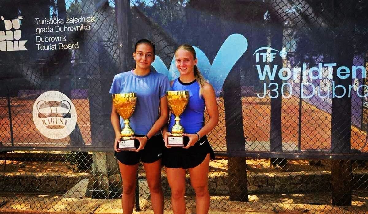 Nikolina Kovacevic i Iva Jerkovic sa trofejima poslije osvojene dubl titule na ITF J30 turniru u Dubrovniku