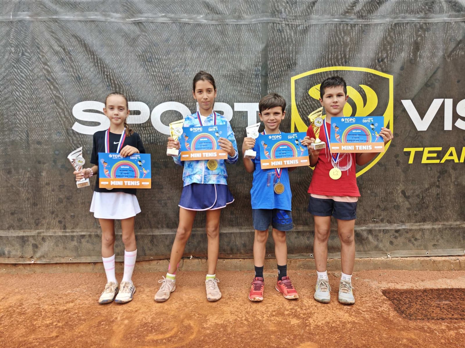 Najbolji igraci narandzastog nivoa Bijeljina Kids Cup 2026 sa peharima