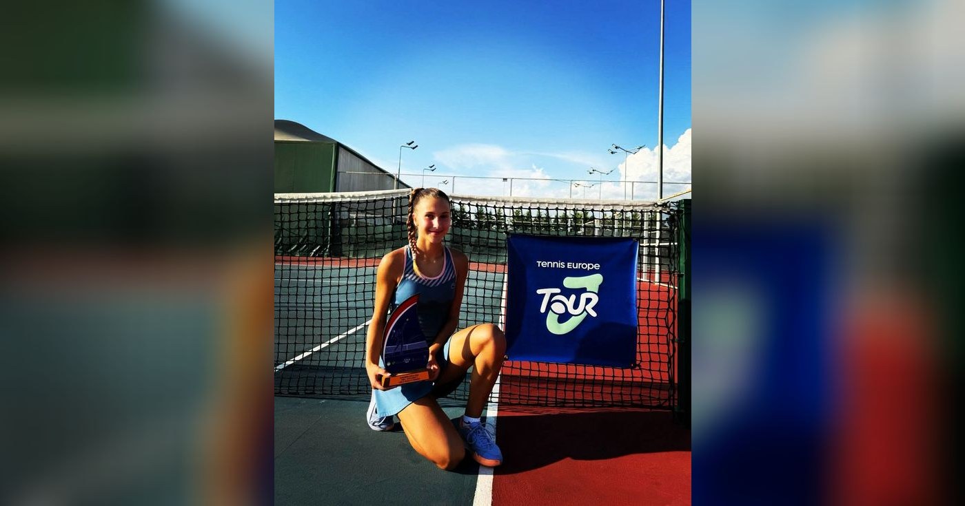 Amajla Kadric sa trofejem pobjednice Tennis Europe turnira Shkodra Open 2026