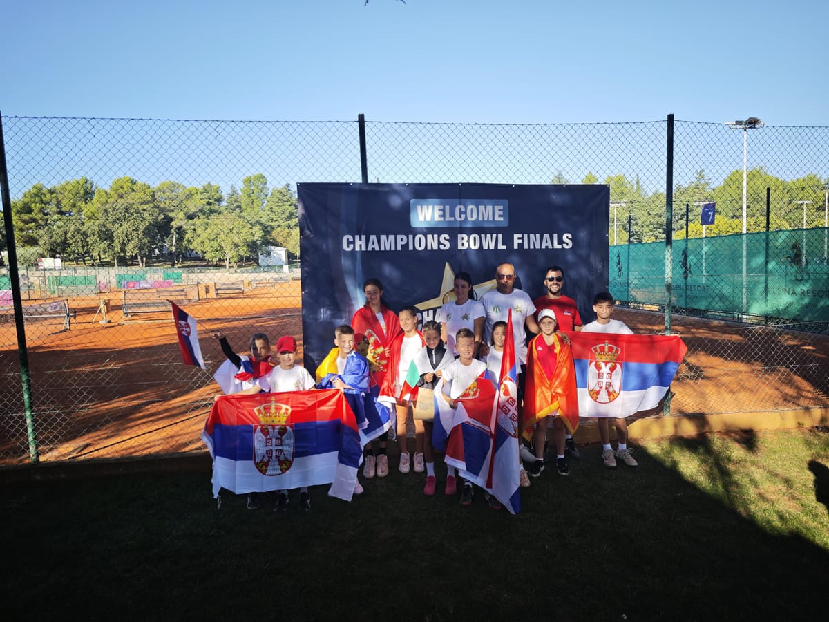 Учесници испред банера Champions Bowl Finalsa у Поречу