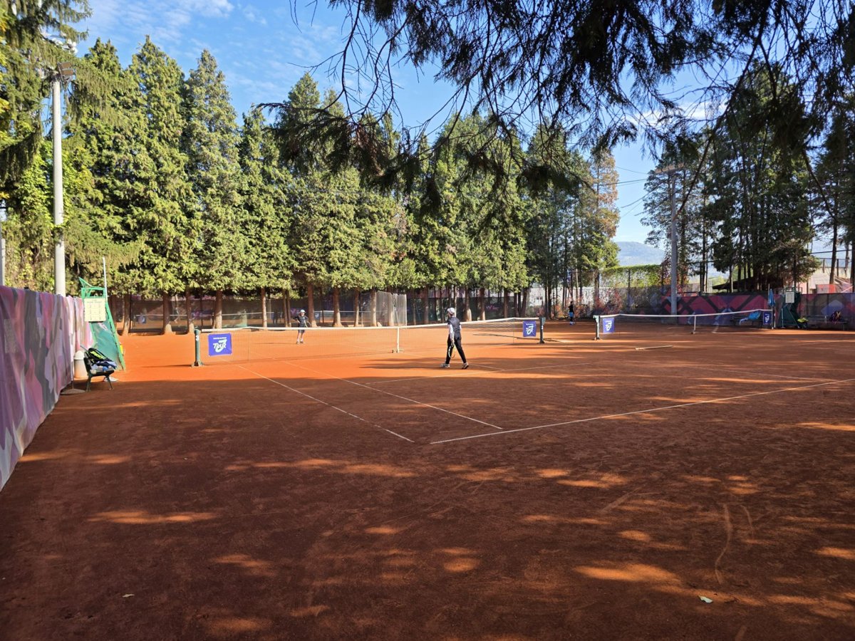 Tereni TK Doboj okruzeni cempresima tokom Mastersa