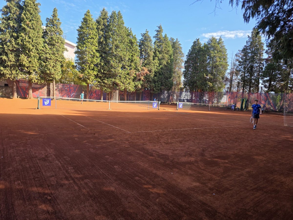 Juniori na sljaci TK Doboj tokom prvog dana BH Tenis Mastersa do 14 godina
