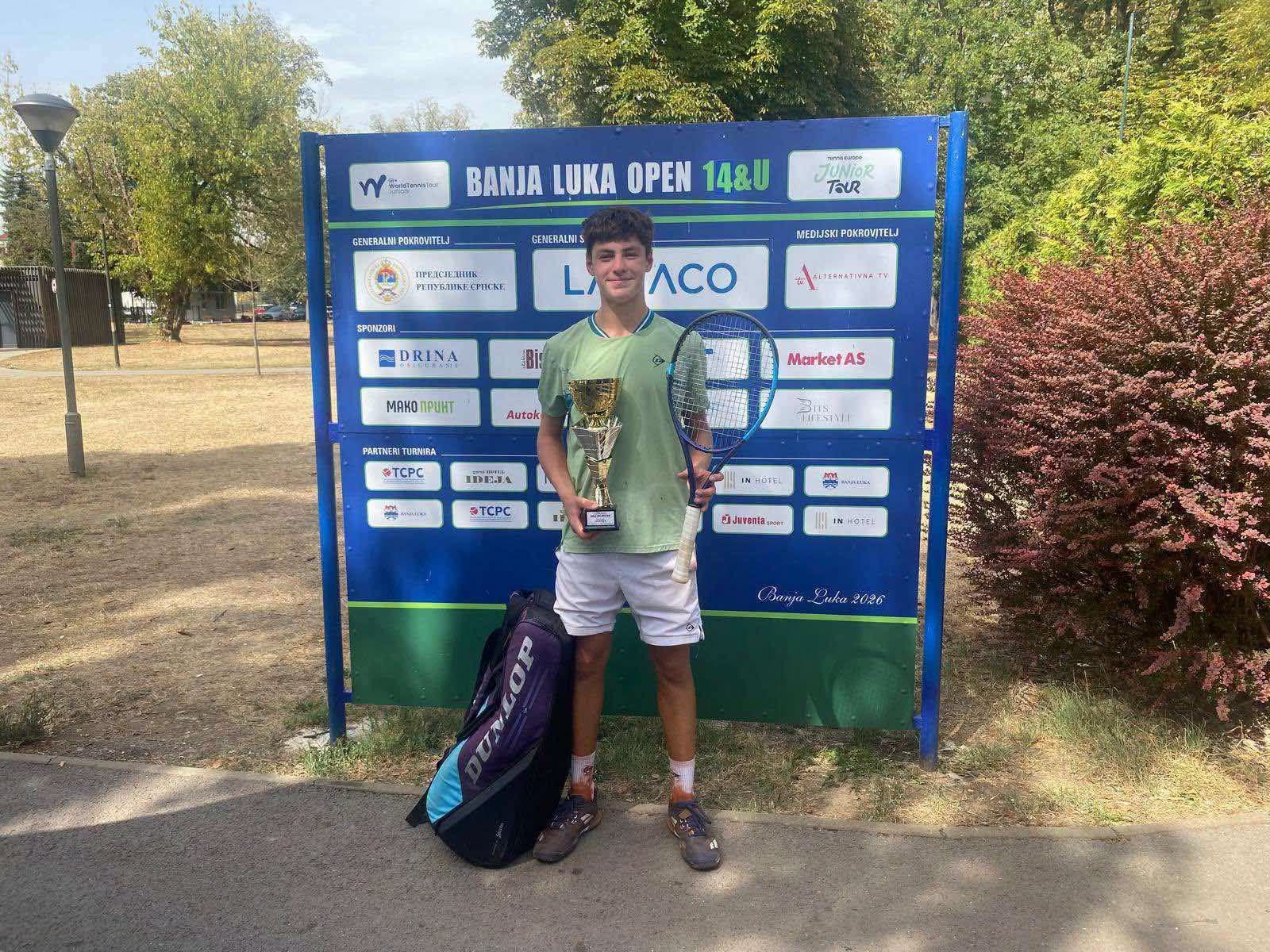 Jakov Ogrizek sa peharom pobjednika LANACO Banja Luka Open 2026