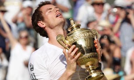Andy Murray podiže trofej na Wimbledonu 2013.
